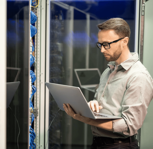 it-engineer-server-cabinet-laptop